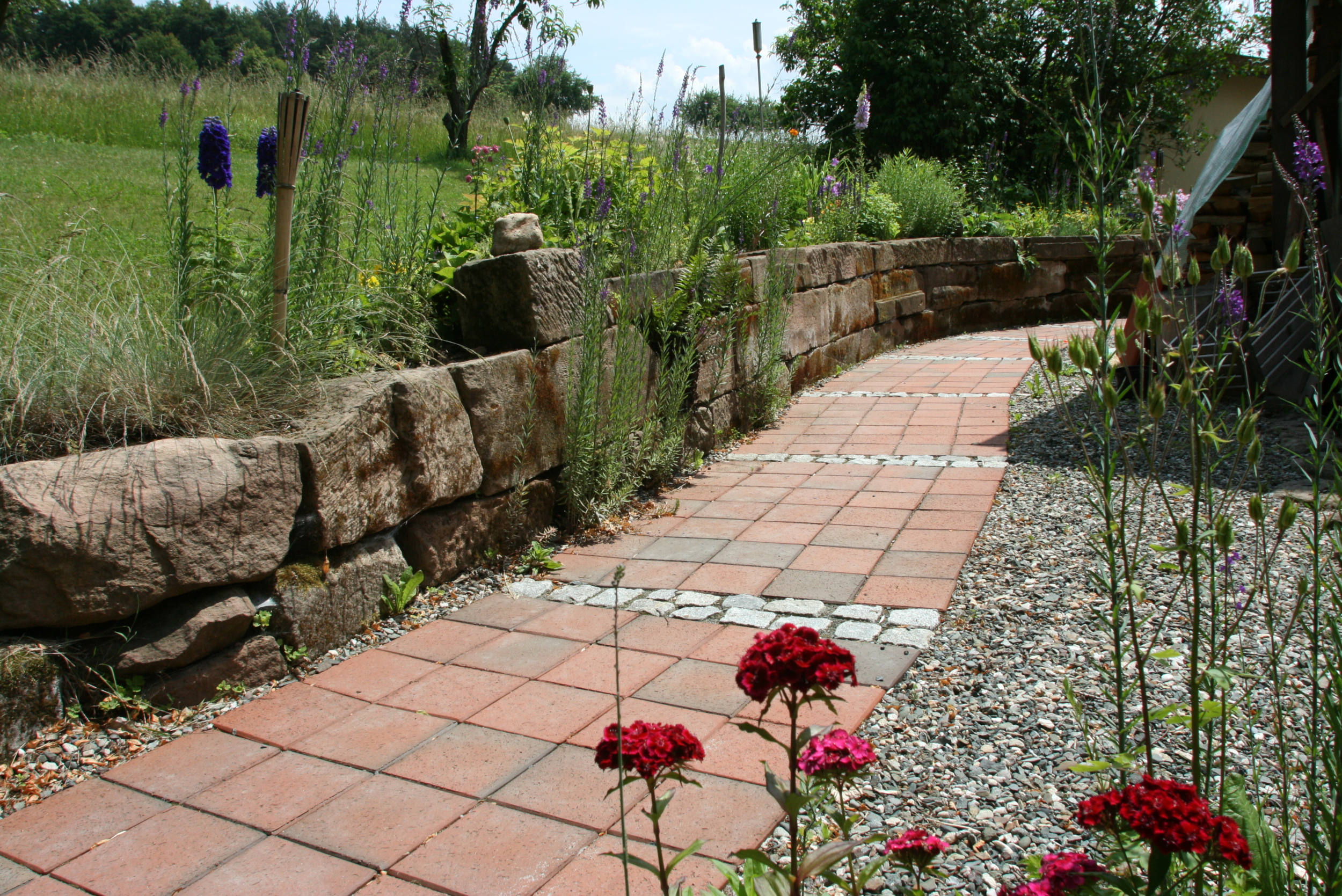 gepflasterter Weg mit Steinmauer